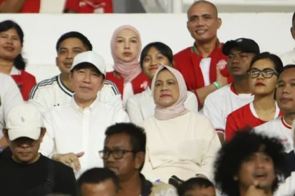 Presiden ke-7 RI Joko Widodo atau Jokowi dan Iriana saat nonton laga Semifinal Timnas U-19 vs Australia di Medan.