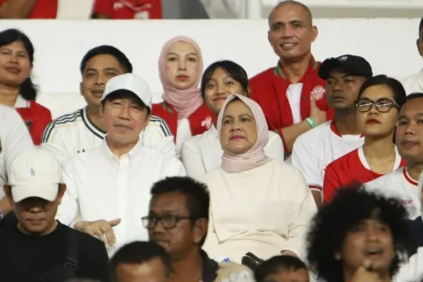 Presiden ke-7 RI Joko Widodo atau Jokowi dan Iriana saat nonton laga Semifinal Timnas U-19 vs Australia di Medan.