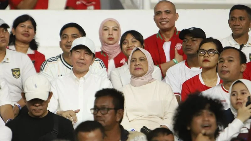Presiden ke-7 RI Joko Widodo atau Jokowi dan Iriana saat nonton laga Semifinal Timnas U-19 vs Australia di Medan.