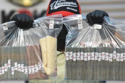 Penyidik KPK amankan barang bukti uang tunai dalam kasus Bupati Muara Enim Edison.
