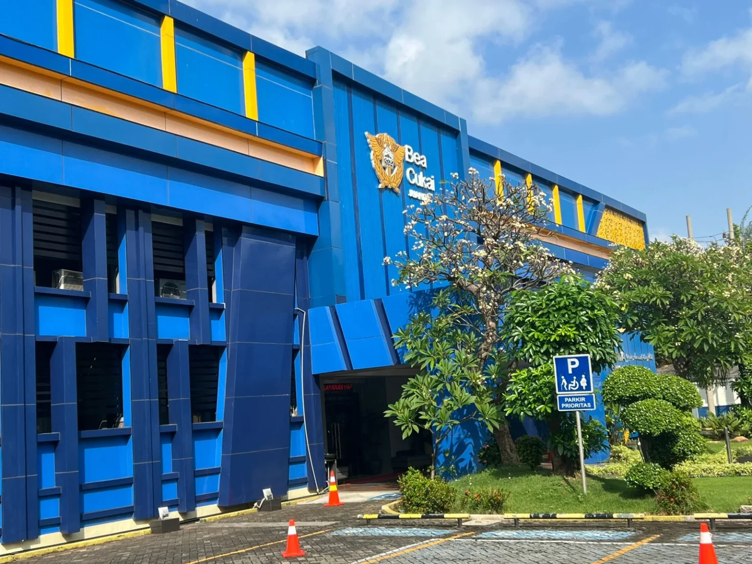 Kantor KPPBC Pabean Juanda yang digeledah Polri kasus korupsi importasi ponsel ilegal.