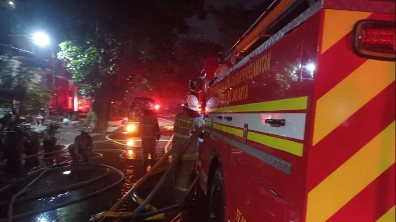 Kebakaran hebat melanda sebuah rumah di Jalan Kerinci IX, Kelurahan Gunung, Kebayoran Baru, Jakarta Selatan, Jumat, dini hari, (12/6).