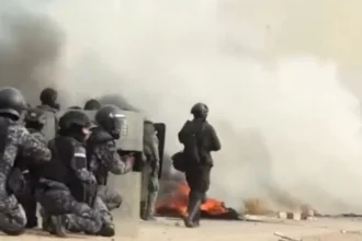 Krisis ekonomi picu kerusuhan di Bolivia dengan tentara dilibatkan pemerintah.