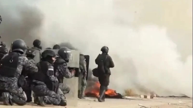 Krisis ekonomi picu kerusuhan di Bolivia dengan tentara dilibatkan pemerintah.