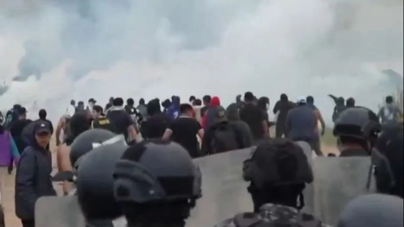 Krisis ekonomi picu kerusuhan di Bolivia dengan tentara dilibatkan pemerintah.