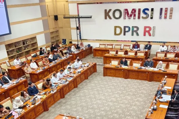 Kasus dugaan penipuan perjalanan umrah yang menimpa 18 jemaah Hanania Travel dibawa ke Komisi III DPR RI.
