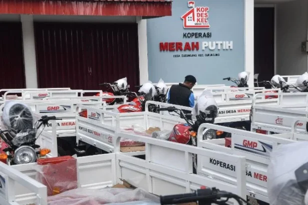 Perangkat desa memeriksa kendaraan motor roda tiga operasional Koperasi Desa Merah Putih (KDMP) di Desa Cijengjing, Kabupaten Ciamis, Jawa Barat.