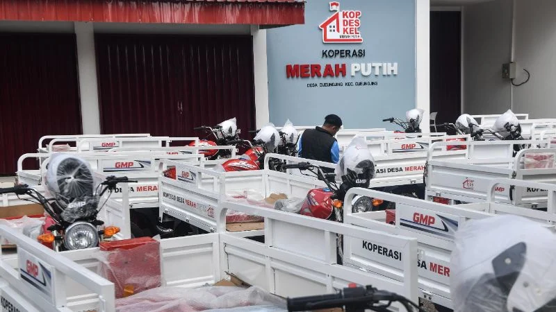 Perangkat desa memeriksa kendaraan motor roda tiga operasional Koperasi Desa Merah Putih (KDMP) di Desa Cijengjing, Kabupaten Ciamis, Jawa Barat.