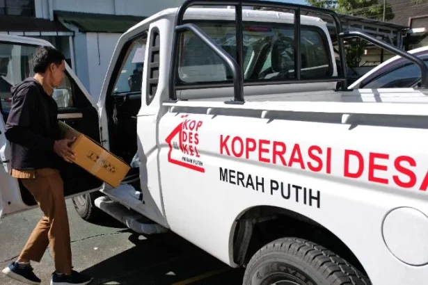 Pengurus koperasi membawa perlengkapan mobil pick up saat penyerahan kendaraan operaslional Koperasi Desa/Kelurahan Merah Putih (KDKMP) di Temanggung.