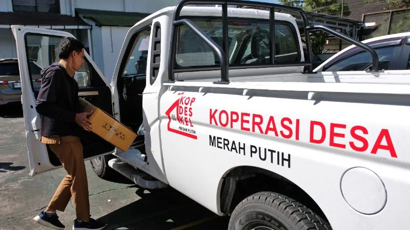 Pengurus koperasi membawa perlengkapan mobil pick up saat penyerahan kendaraan operaslional Koperasi Desa/Kelurahan Merah Putih (KDKMP) di Temanggung.
