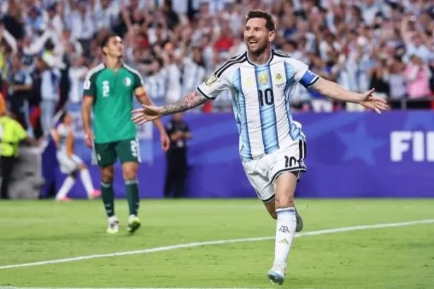Lionel Messi cetak Hattrick saat Argentina bungkam Aljazair 3-0.