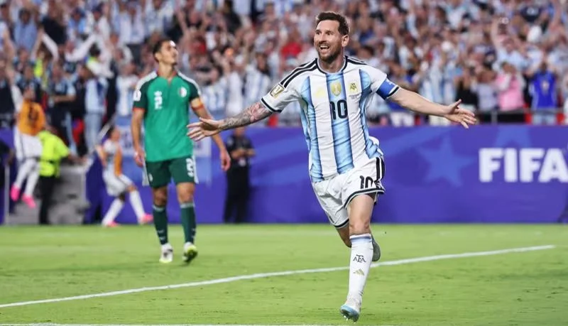 Lionel Messi cetak Hattrick saat Argentina bungkam Aljazair 3-0.
