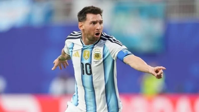 Lionel Messi selebrasi usai cetak gol ke gawang Aljazair di Piala Dunia 2026.