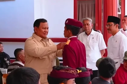 Prabowo Subianto melakukan peninjauan di Sekolah Rakyat Menengah Pertama (SRMP). (Sumber: Istimewa)