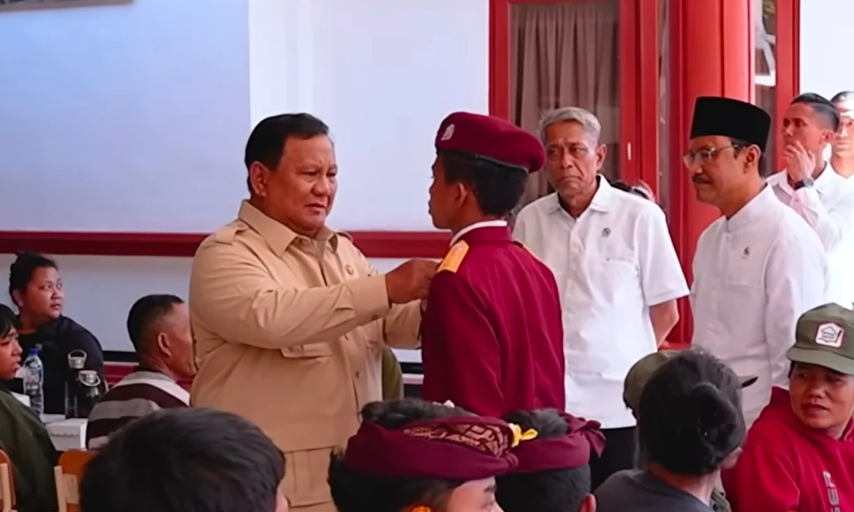 Prabowo Subianto melakukan peninjauan di Sekolah Rakyat Menengah Pertama (SRMP). (Sumber: Istimewa)
