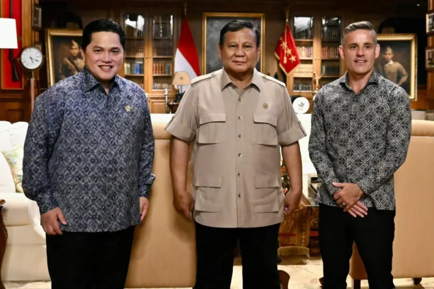 Pertemuan Presiden Prabowo bersama Menteri Pemuda dan Olahraga Erick Thohir serta pelatih Timnas Indonesia John Herdman di Hambalang, Jawa Barat (sumber: Biro Pers Sekretariat Presiden)