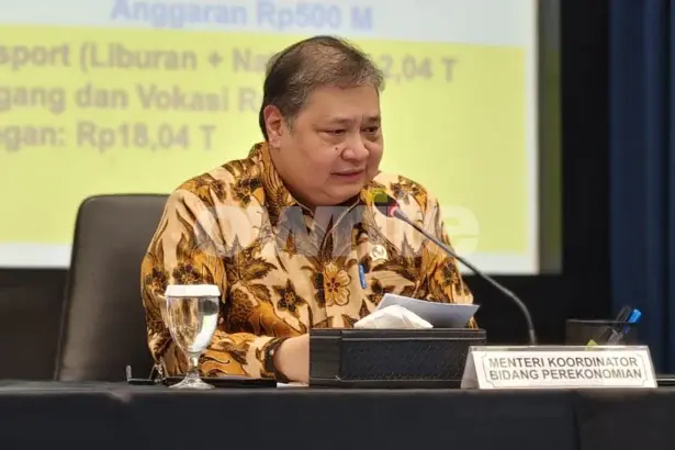 Menteri Koordinator Bidang Perekonomian Airlangga Hartarto dalam konferensi pers stimulus pertumbuhan ekonomi semester II (sumber: Owrite/Anisa Aulia)
