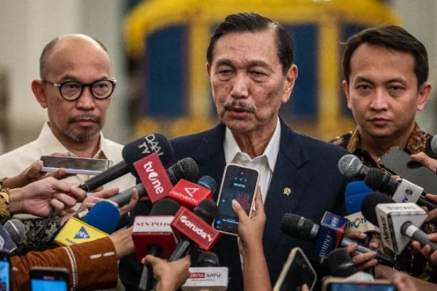 Ketua Dewan Ekonomi Nasional (DEN) Luhut Binsar Pandjaitan (tengah) usai bertemu Presiden RI Prabowo Subianto di Istana Negara.