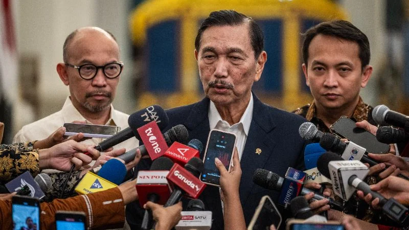 Ketua Dewan Ekonomi Nasional (DEN) Luhut Binsar Pandjaitan (tengah) usai bertemu Presiden RI Prabowo Subianto di Istana Negara.