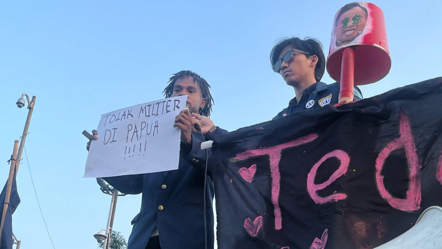 Mahasiswa Universitas Trisakti asal Papua orasi saat demo di depan gedung DPR.