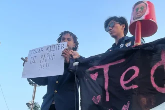 Mahasiswa Universitas Trisakti asal Papua orasi saat demo di depan gedung DPR.