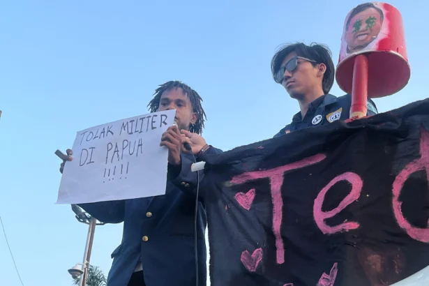 Mahasiswa Universitas Trisakti asal Papua orasi saat demo di depan gedung DPR.