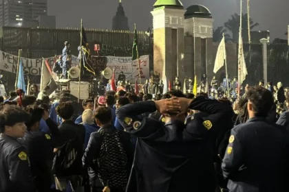 Mahasiswa unjuk rasa di depan gedung DPR, Senayan, Jakarta.