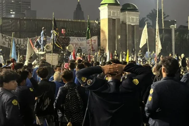 Mahasiswa unjuk rasa di depan gedung DPR, Senayan, Jakarta.