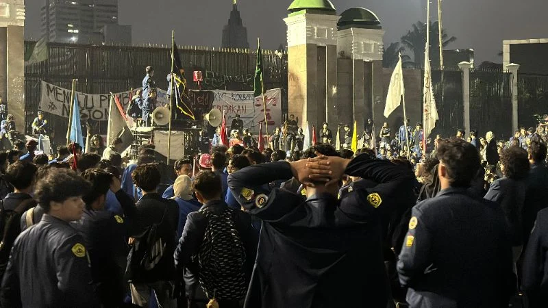 Mahasiswa unjuk rasa di depan gedung DPR, Senayan, Jakarta.
