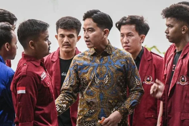 Wakil Presiden Gibran Rakabuming Raka (tengah) berbincang dengan perwakilan mahasiswa pengunjuk rasa usai pertemuan di Istana Wakil Presiden, Jakarta, Senin (15/6/2026). [Foto: ANTARA FOTO/Fauzan].