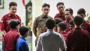 Wakil Presiden Gibran Rakabuming Raka (tengah) berbincang dengan perwakilan mahasiswa pengunjuk rasa usai pertemuan di Istana Wakil Presiden, Jakarta, Senin (15/6/2026).
