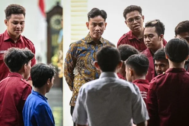 Wakil Presiden Gibran Rakabuming Raka (tengah) berbincang dengan perwakilan mahasiswa pengunjuk rasa usai pertemuan di Istana Wakil Presiden, Jakarta, Senin (15/6/2026).