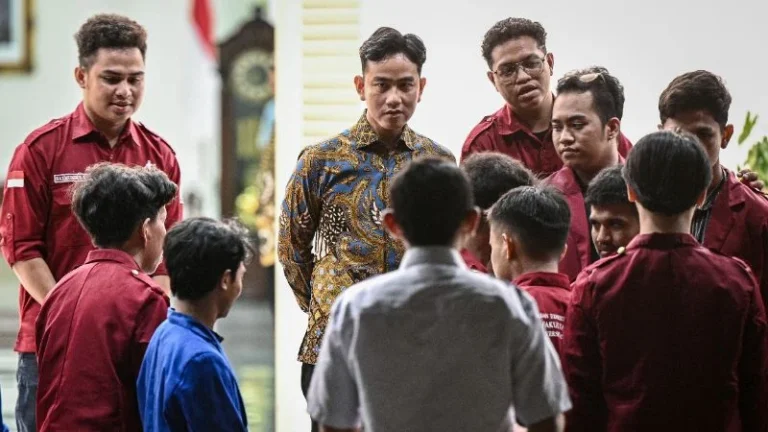 Wakil Presiden Gibran Rakabuming Raka (tengah) berbincang dengan perwakilan mahasiswa pengunjuk rasa usai pertemuan di Istana Wakil Presiden, Jakarta, Senin (15/6/2026).