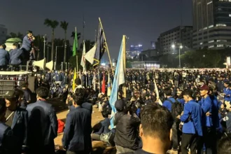Massa aksi mahasiswa di depan gedung DPR.