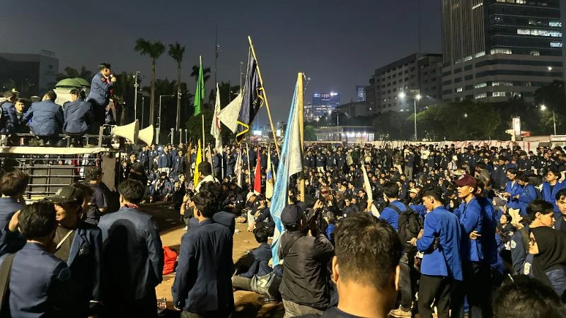 Massa aksi mahasiswa di depan gedung DPR.