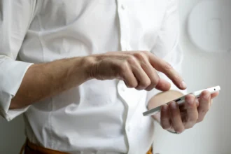 Gambar ilustrasi seseorang sedang menggunakan telepon selular