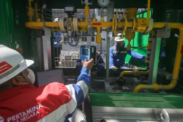Ilustrasi Petugas PT Pertamina Gas Negara (PGN) melakukan pengecekan stasiun pengaturan tekanan gas jaringan gas.