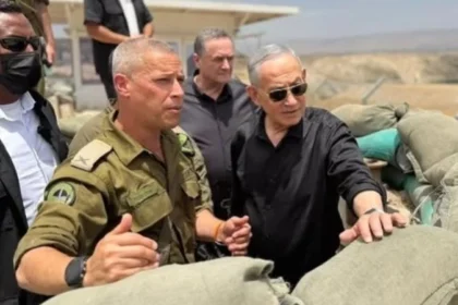 Perdana Menteri Israel Benjamin Netanyahu bersama petinggi militer Israel.