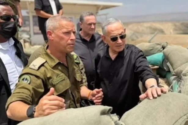 Perdana Menteri Israel Benjamin Netanyahu bersama petinggi militer Israel.