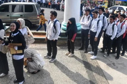 Ilustrasi sejumlah pencari kerja mengantre