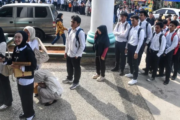 Ilustrasi sejumlah pencari kerja mengantre