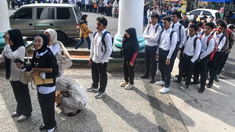 Ilustrasi sejumlah pencari kerja mengantre