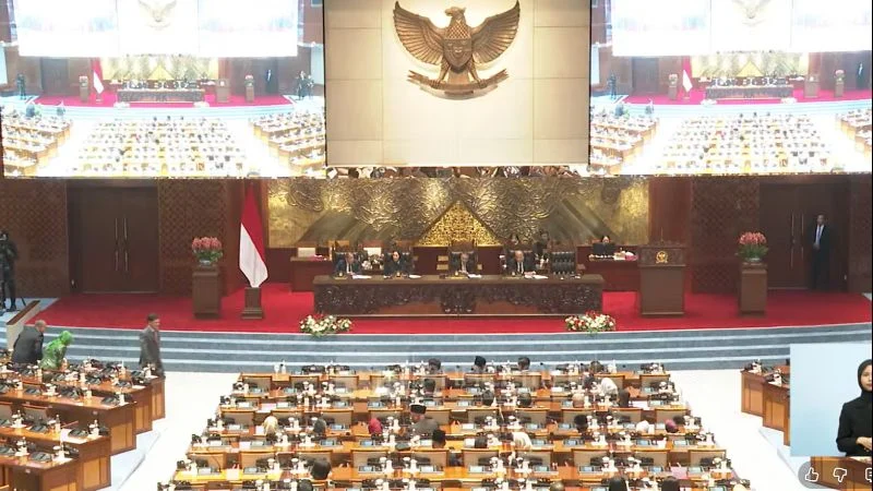 Paripurna DPR sahkan RUU Polri menjadi UU.