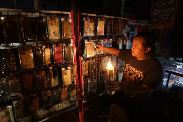 Ilustrasi aktivitas masyarakat terganggung karena adanya pemadaman listrik.