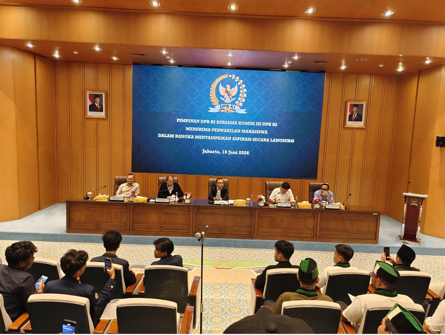 Pertemuan perwakilan massa aksi dengan anggota parlemen di DPR, 19 Juni 2026.