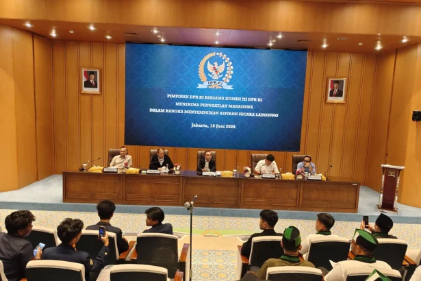 Pertemuan perwakilan massa aksi dengan anggota parlemen di DPR, 19 Juni 2026.