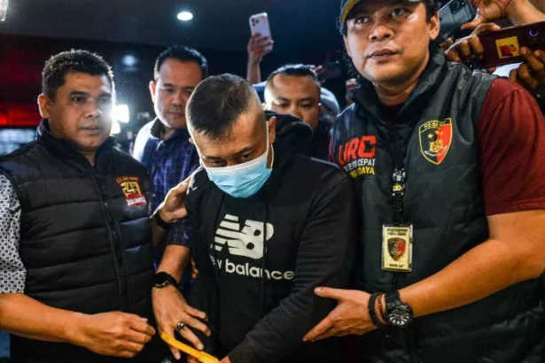 Petugas menggiring tersangka kasus dugaan penyekapan dan penganiayaan berat Taufik Hidayat (tengah) setibanya di Polda Jabar, Bandung.