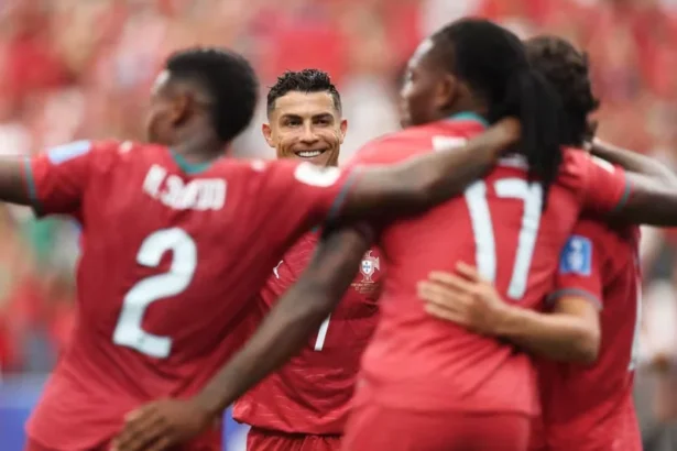 Selebrasi Cristiano Ronaldo bersama pemain lain usai Portugal menang telak 5-0 atas Uzbekistan