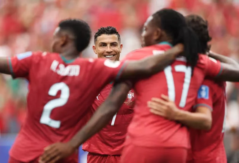 Selebrasi Cristiano Ronaldo bersama pemain lain usai Portugal menang telak 5-0 atas Uzbekistan