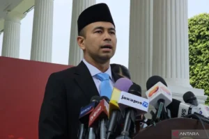 Utusan Khusus Presiden bidang Pembinaan Generasi Muda dan Pekerja Seni Raffi Ahmad saat memberikan keterangan resmi kepada awak media di kawasan Istana Kepresidenan, Jakarta, Selasa (22/10/2024).